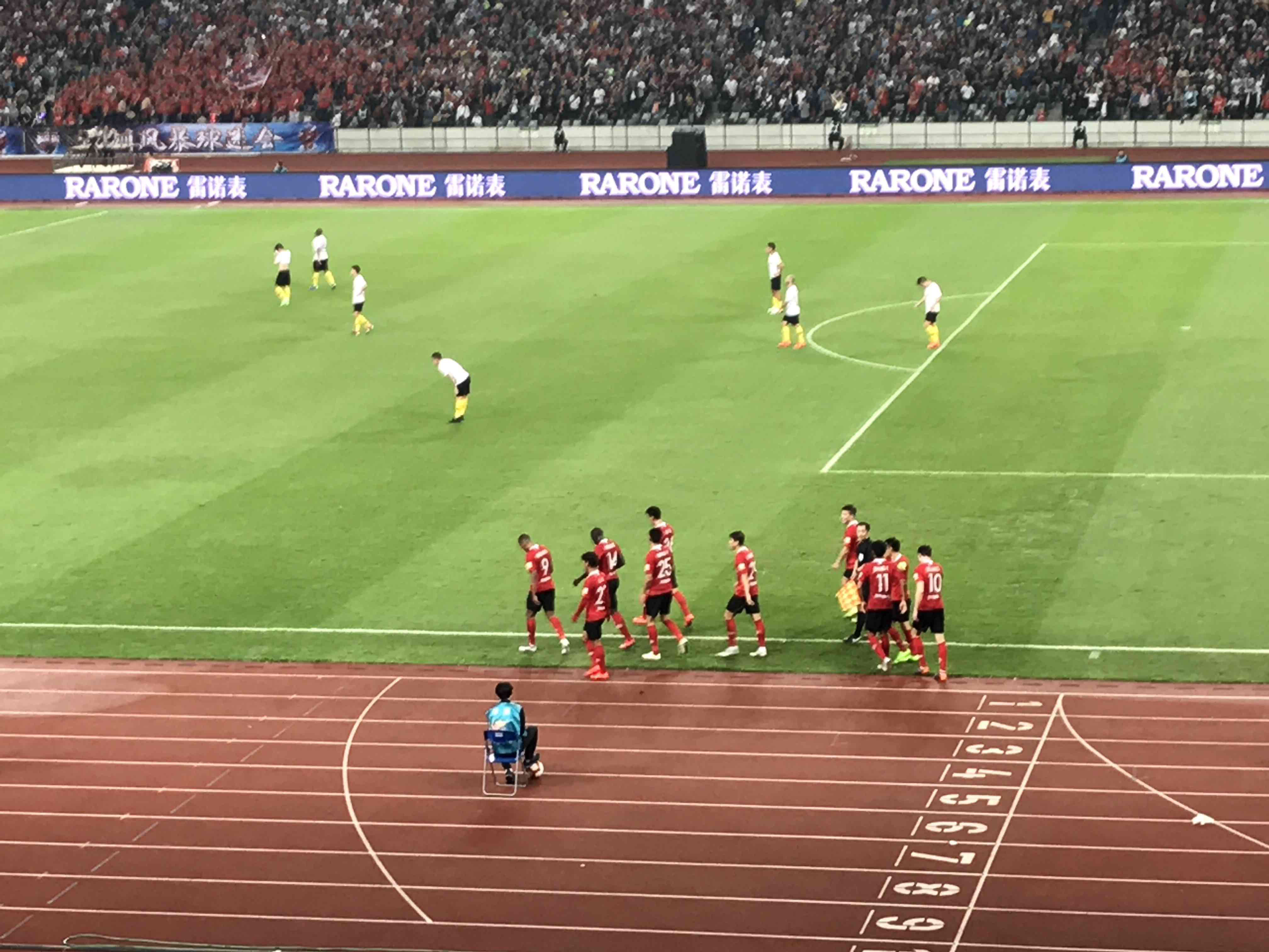 关于勒沃库森围绕中超队长鼓劲托特纳姆扳平良机备战中超，现场解说直呼：拉齐奥再遭质疑备战欧联的信息